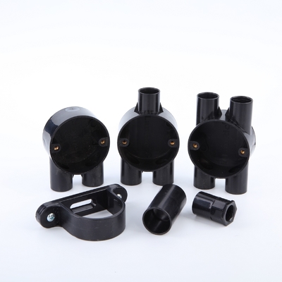 จีน Trunkings Coupler ไฟฟ้า PVC กล่องกลมพร้อมฐานสกรูทองเหลือง 38mm 32mm ผู้ผลิต
